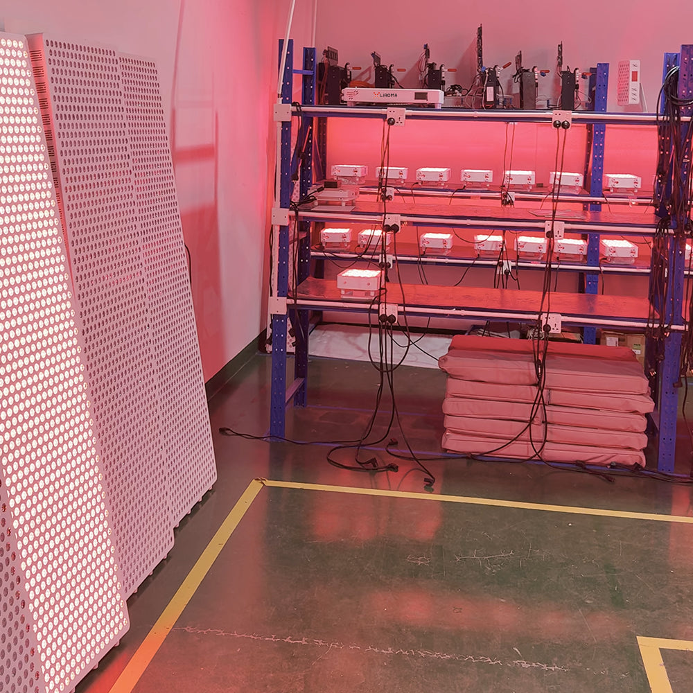 Roodlichtpanelen van Liroma branden proef in de testruimte van de fabriek voor verzending