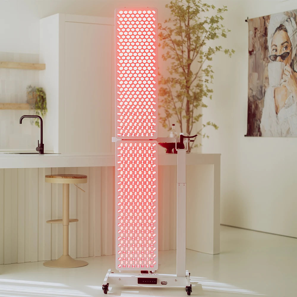 Twee gekoppelde PrimeFORCE Elite-panelen boven elkaar op een verrijdbare standaard in een lichte keuken